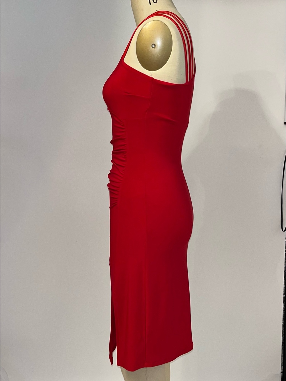Elegant Red One-Shoulder Ruched Bodycon Dress - Picture 3 of 4
